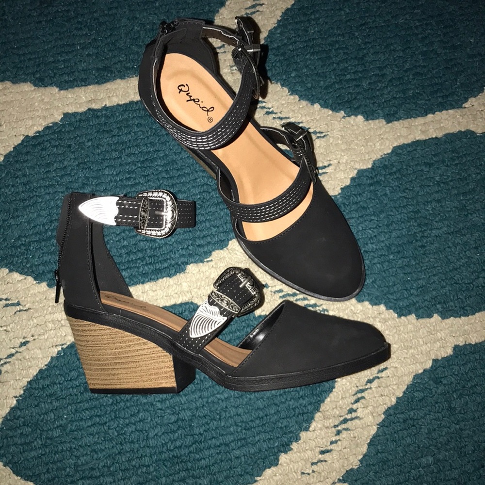 SOLD New black sandals